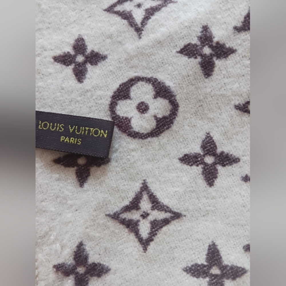 Louis Vuitton Cashmere/ Silk Wrap, Scarf 25" x 72" - Picture 5 of 7
